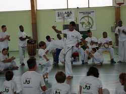  <a style='color: #fff;' href='/uploaded/photo/3eme-bapteme-de-capoeira-ecb-53fbbb878cee5.jpg'>(Télécharger)</a>