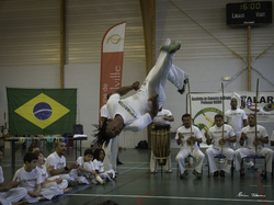  <a style='color: #fff;' href='/uploaded/photo/4-festival-de-capoeira-ecb-jalara-556a46765f6cb.jpg'>(Télécharger)</a>