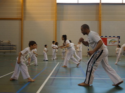  <a style='color: #fff;' href='/uploaded/photo/4-festival-de-capoeira-ecb-jalara-556aedd3e43eb.jpg'>(Télécharger)</a>