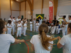  <a style='color: #fff;' href='/uploaded/photo/4-festival-de-capoeira-ecb-jalara-556b10a1252bf.jpg'>(Télécharger)</a>