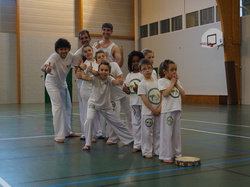  <a style='color: #fff;' href='/uploaded/photo/4-festival-de-capoeira-ecb-jalara-556b239eae031.jpg'>(Télécharger)</a>