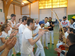  <a style='color: #fff;' href='/uploaded/photo/4-festival-de-capoeira-ecb-jalara-556b2fbb17c7c.jpg'>(Télécharger)</a>