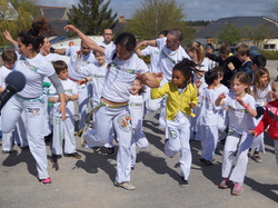  <a style='color: #fff;' href='/uploaded/photo/4-festival-de-capoeira-ecb-jalara-556b651ae5a65.jpg'>(Télécharger)</a>