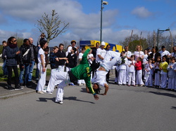  <a style='color: #fff;' href='/uploaded/photo/4-festival-de-capoeira-ecb-jalara-556b76286caa0.jpg'>(Télécharger)</a>